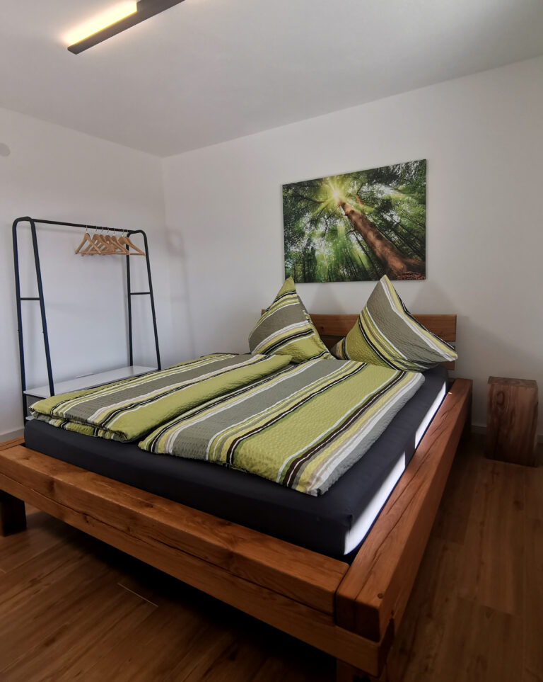 Schlafzimmer mit 160er King Size Bett